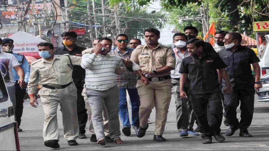 Vikas Dubey fired at policemen before being shot dead in encounter Vikas Dubey fired at policemen before being shot dead in encounter- India TV Hindi