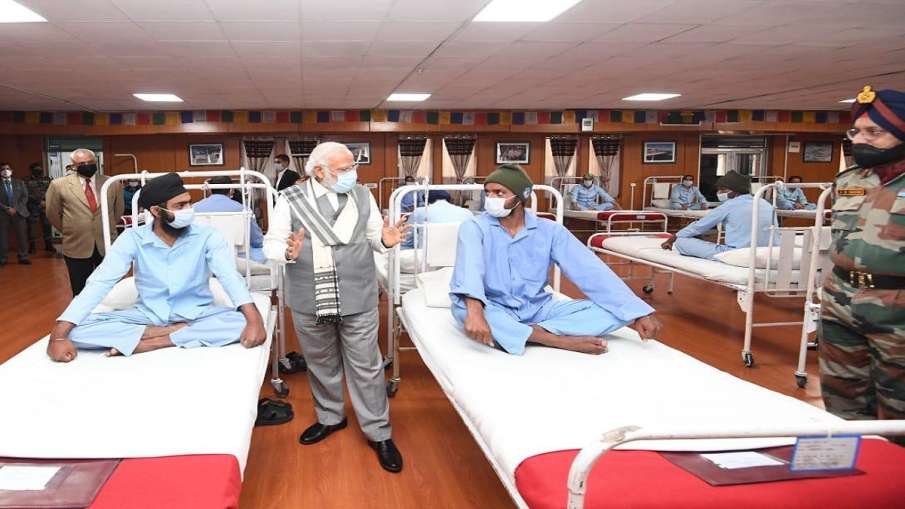PM Modi met soldiers who were injured in Galwan Valley clash of June 15 PM Modi met soldiers who were injured in Galwan Valley clash of June 15- India TV Hindi