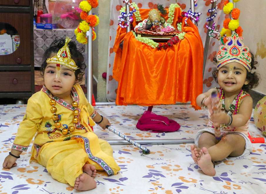 Janmashtami: No entry to devotees in Mathura temples, 'puja' to be live streamed at Janmasthan Janmashtami: No entry to devotees in Mathura temples, 'puja' to be live streamed at Janmasthan- India TV Hindi