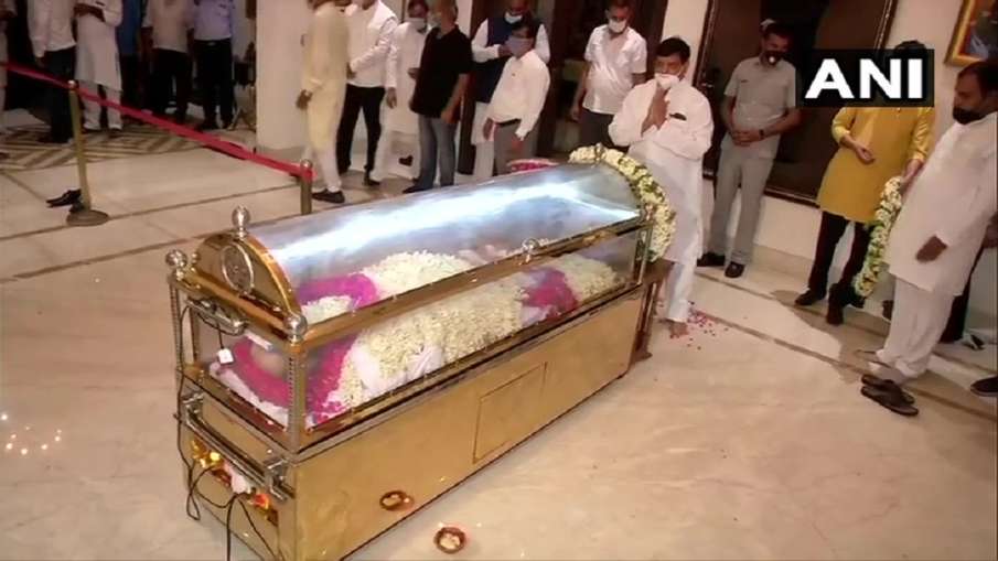 Amar Singh mortal remains brought to delhi । दिल्ली लाया गया अमर सिंह का पार्थिव शरीर, शिवपाल सहित क Amar Singh mortal remains brought to delhi । दिल्ली लाया गया अमर सिंह का पार्थिव शरीर, शिवपाल सहित क- India TV Hindi