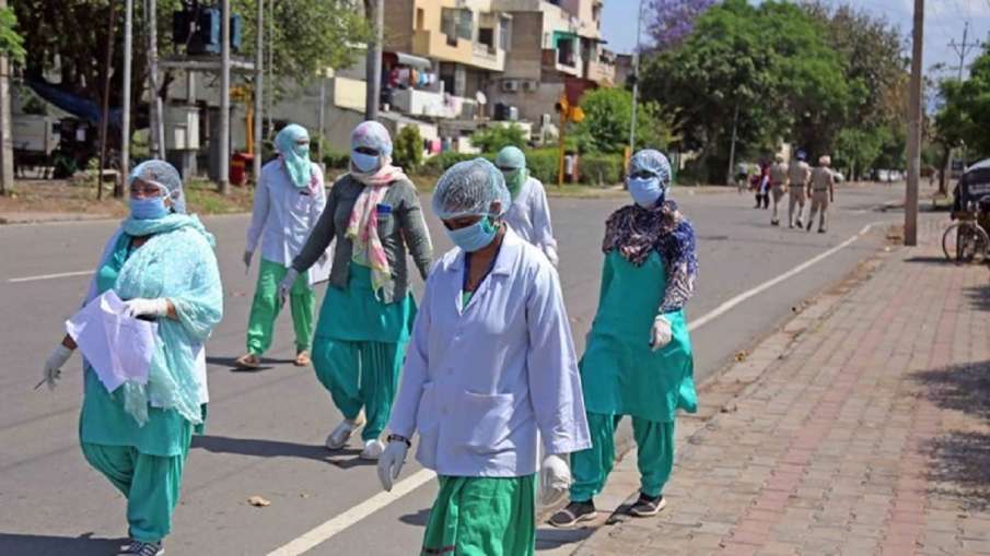 West Bengal government recruits migrant workers cured of COVID-19 as 'corona-warriors' West Bengal government recruits migrant workers cured of COVID-19 as 'corona-warriors' - India TV Hindi