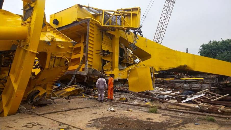 Crane collapses at Hindustan Shipyard Limited in Visakhapatnam Crane collapses at Hindustan Shipyard Limited in Visakhapatnam- India TV Hindi