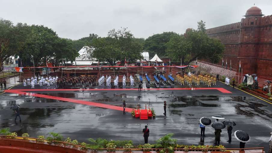 Tri-Service bands and Delhi Police contingent march-past during full dress rehearsals for the 74th I Tri-Service bands and Delhi Police contingent march-past during full dress rehearsals for the 74th I- India TV Hindi