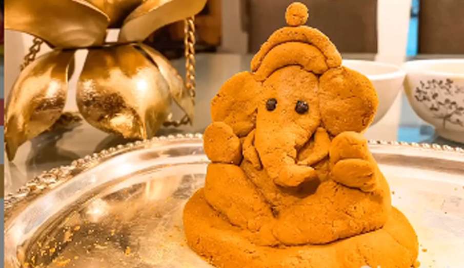 Ganesh Chaturthi 2020: घर पर बनाएं इको-फ्रेंडली गणपति, जानें हल्दी से बनाने का सिंपल तरीका Ganesh Chaturthi 2020: घर पर बनाएं इको-फ्रेंडली गणपति, जानें हल्दी से बनाने का सिंपल तरीका- India TV Hindi