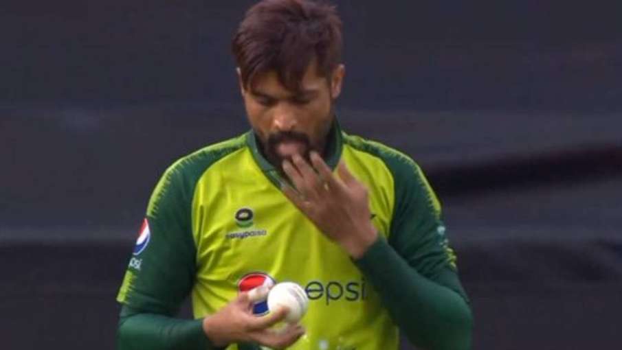 ENG vs PAK 1st T20I: Mohammad Amir breaks ICC rules by using slide on ball ENG vs PAK 1st T20I: Mohammad Amir breaks ICC rules by using slide on ball- India TV Hindi