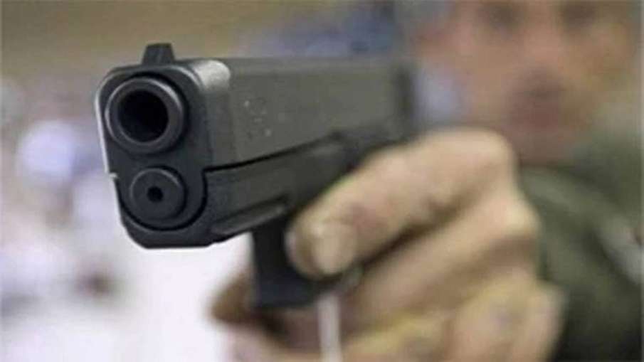 Delhi: Unidentified assailants shot at a man in Patparganj area; the injured man was later declared Delhi: Unidentified assailants shot at a man in Patparganj area; the injured man was later declared - India TV Hindi