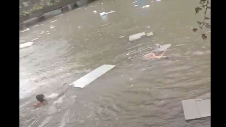 मुंबई: वकोला के उफनते नाले में बह रहा था बच्चा, लोगों ने जान की बाजी लगाकर बचाया मुंबई: वकोला के उफनते नाले में बह रहा था बच्चा, लोगों ने जान की बाजी लगाकर बचाया- India TV Hindi