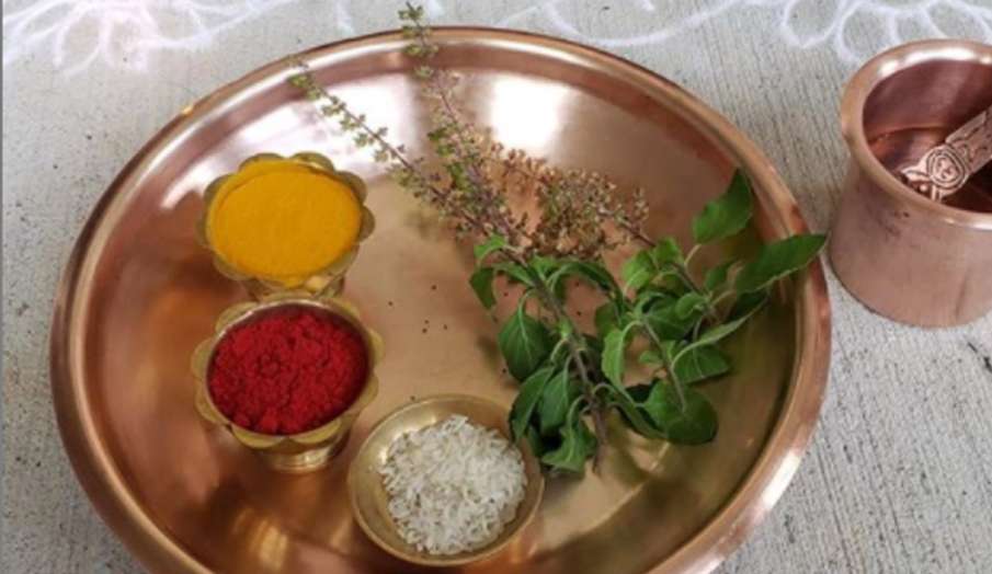रविवार को बन रहा है विशेष संयोग, हमेशा सफलता पाने के लिए अपने गुरु को जरूर भेंट करें ये चीजें रविवार को बन रहा है विशेष संयोग, हमेशा सफलता पाने के लिए अपने गुरु को जरूर भेंट करें ये चीजें - India TV Hindi