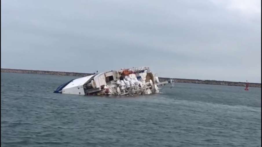 4 people missing, 9 rescued after a raft carrying... 4 people missing, 9 rescued after a raft carrying...- India TV Hindi