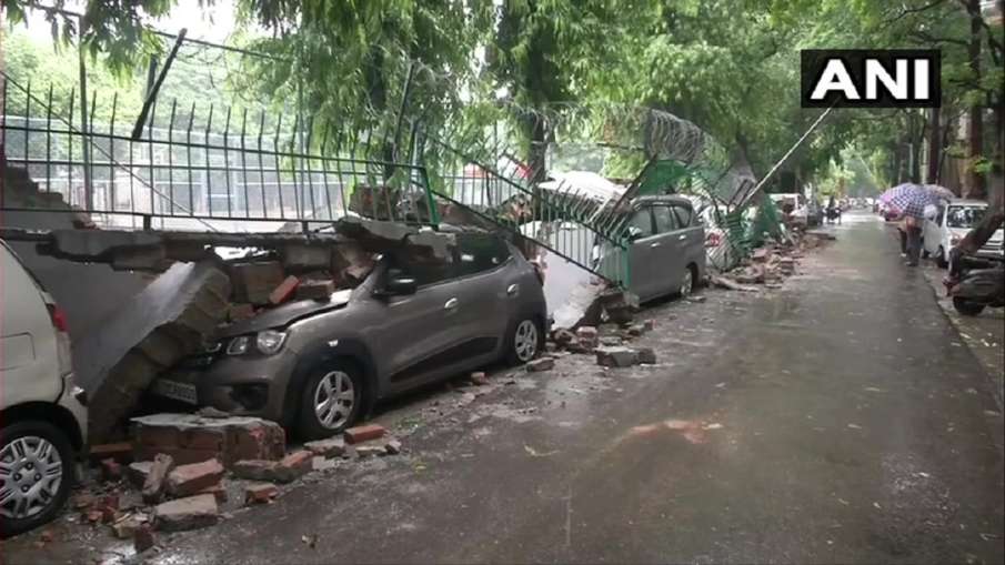 Delhi Rain: Wall collapses in Saket, many vehicles damaged Delhi Rain: Wall collapses in Saket, many vehicles damaged- India TV Hindi