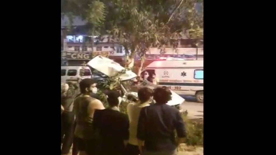 speeding car fell off Vikaspuri Flyover in New... speeding car fell off Vikaspuri Flyover in New...- India TV Hindi