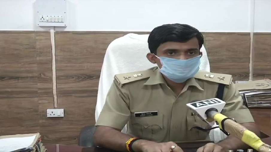 IPS officer Vinay Tiwary being quarantined forcefully by BMC officials in Mumbai IPS officer Vinay Tiwary being quarantined forcefully by BMC officials in Mumbai- India TV Hindi