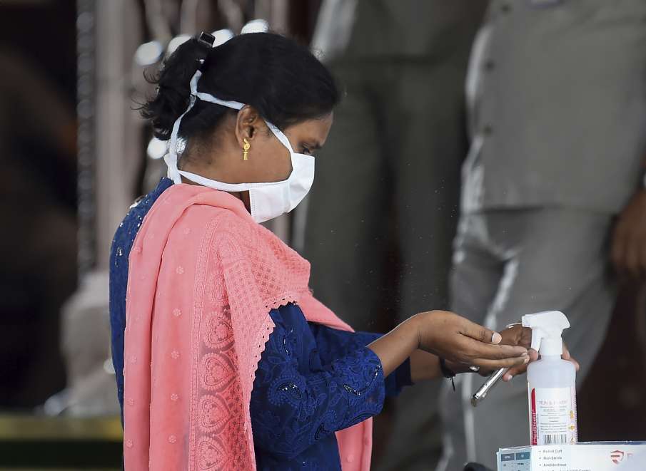 Active Coronavirus cases in Delhi surpasses 30000 Active Coronavirus cases in Delhi surpasses 30000- India TV Hindi