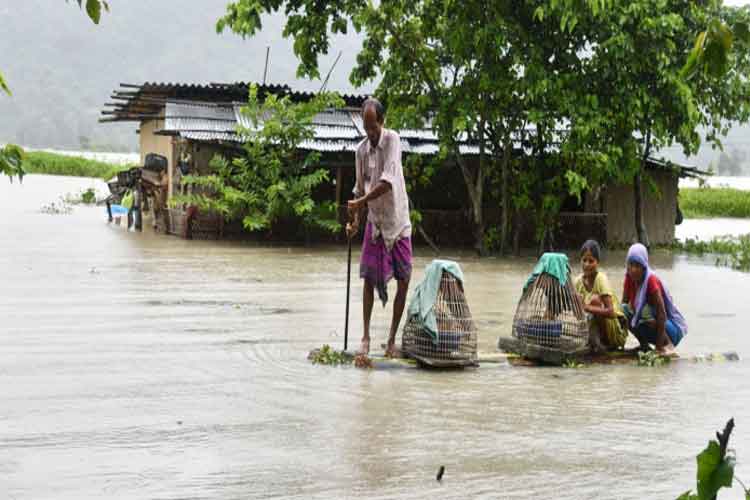 असम में बाढ़ से हालात... असम में बाढ़ से हालात...- India TV Hindi