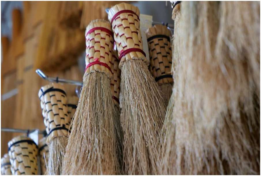 vastu-tips-for-broom-best-direction-and-know-how-to-keep-it-at-home