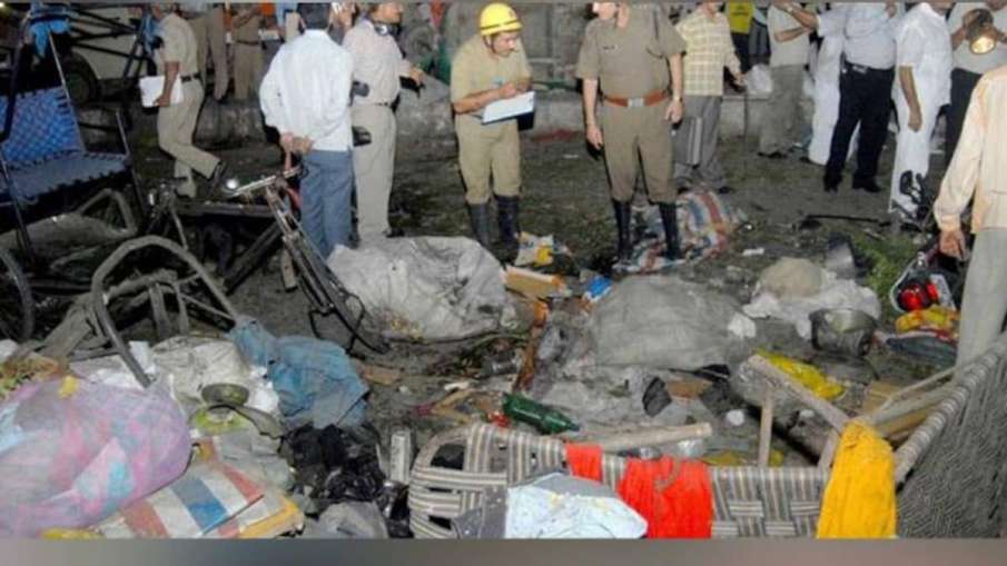 आज ही के दिन दिल्ली में चार जगहों पर हुए थे बम धमाके, आतंकियों ने मीडिया को भेजे थे ई-मेल आज ही के दिन दिल्ली में चार जगहों पर हुए थे बम धमाके, आतंकियों ने मीडिया को भेजे थे ई-मेल- India TV Hindi