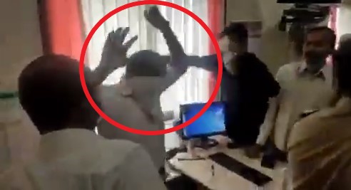 After Shiv Sena now Congressman beaten bank manager in Maharashtra's Buldhana, know the whole matter After Shiv Sena now Congressman beaten bank manager in Maharashtra's Buldhana, know the whole matter- India TV Hindi