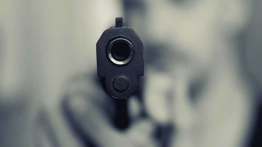 BSP leader shoots daughter, Man shoots daughter, Man shoots son-in-law, BSP leader shoots son-in-law BSP leader shoots daughter, Man shoots daughter, Man shoots son-in-law, BSP leader shoots son-in-law- India TV Hindi