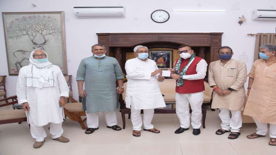 Bihar DGP Gupteshwar Pandey joins JD(U) Bihar DGP Gupteshwar Pandey joins JD(U)- India TV Hindi