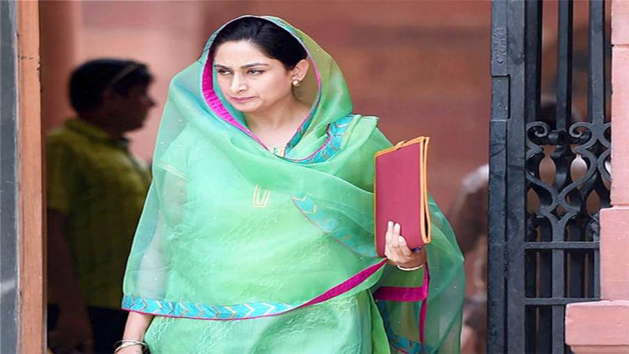 Harsimrat Kaur Badal resign from Modi cabinet on protest against agriculture bill Harsimrat Kaur Badal resign from Modi cabinet on protest against agriculture bill- India TV Hindi