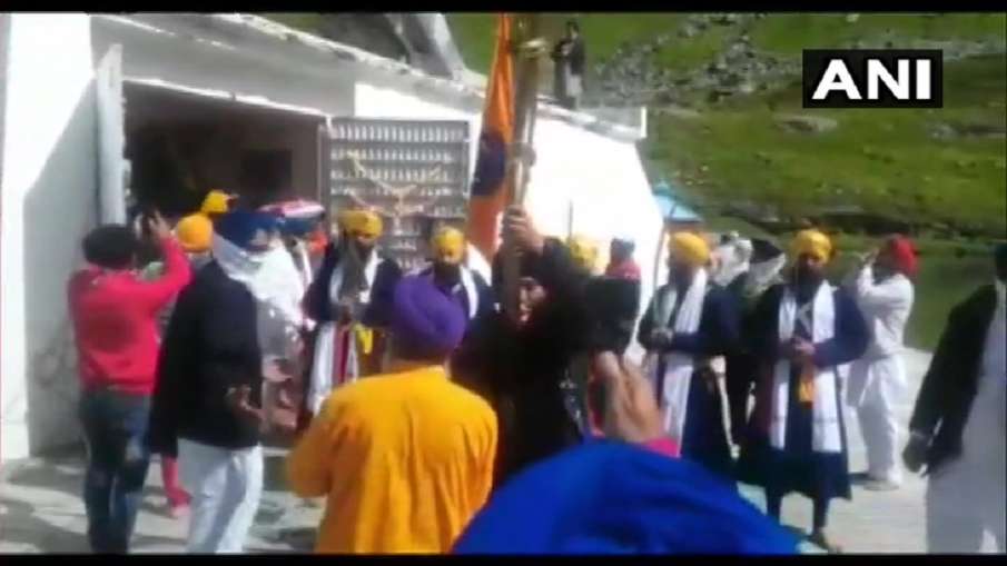 Hemkund sahib opened for devotees । हेमकुंड साहिब के कपाट खुले, तीन महीने देरी से शुरू हुई यात्रा Hemkund sahib opened for devotees । हेमकुंड साहिब के कपाट खुले, तीन महीने देरी से शुरू हुई यात्रा- India TV Hindi