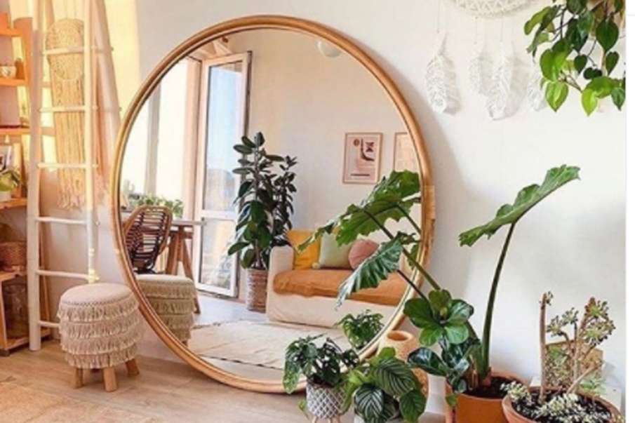 Vastu Tips: परिवार पर आने वाली हर मुसीबत को अपने ऊपर ले लेता है आईना, लगाने से पहले जरूर जान लें ये Vastu Tips: परिवार पर आने वाली हर मुसीबत को अपने ऊपर ले लेता है आईना, लगाने से पहले जरूर जान लें ये - India TV Hindi