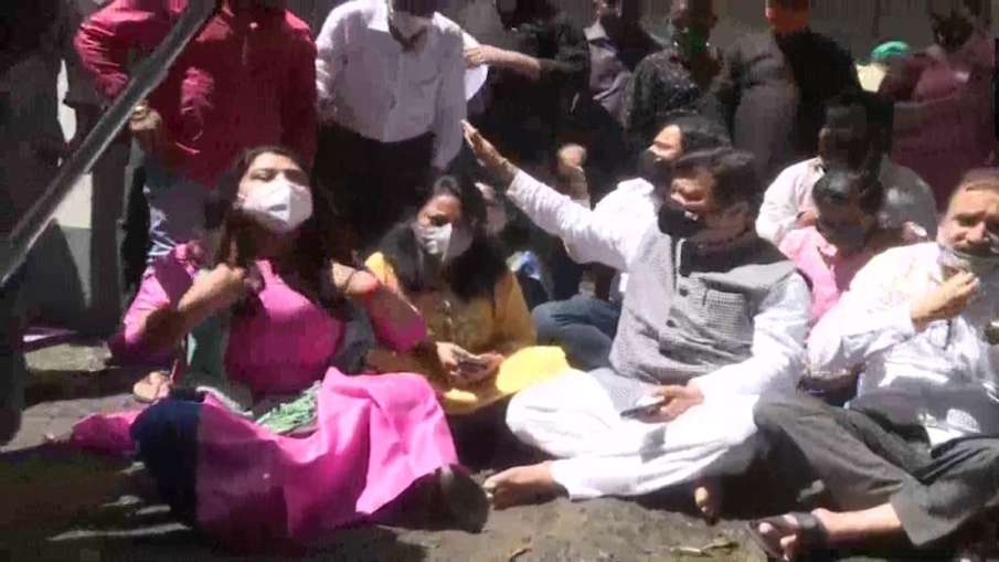 BJP leaders and daughter of Madan Sharma, retired Navy officer protest outside ACP office against Sh BJP leaders and daughter of Madan Sharma, retired Navy officer protest outside ACP office against Sh- India TV Hindi