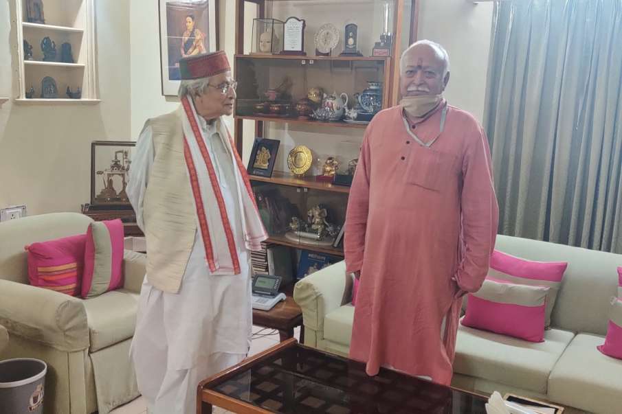 Murli Manohar Joshi meets RSS Chief Mohan Bhagwat । मुरली मनोहर जोशी ने की संघ प्रमुख मोहन भागवत से Murli Manohar Joshi meets RSS Chief Mohan Bhagwat । मुरली मनोहर जोशी ने की संघ प्रमुख मोहन भागवत से - India TV Hindi