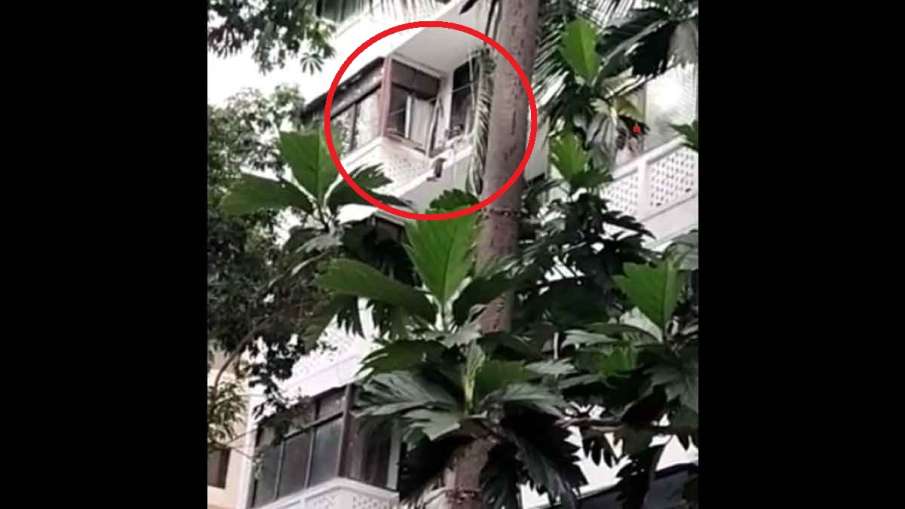 Nagpur: Man climbed to hostels roof, threatening suicide Nagpur: Man climbed to hostels roof, threatening suicide- India TV Hindi