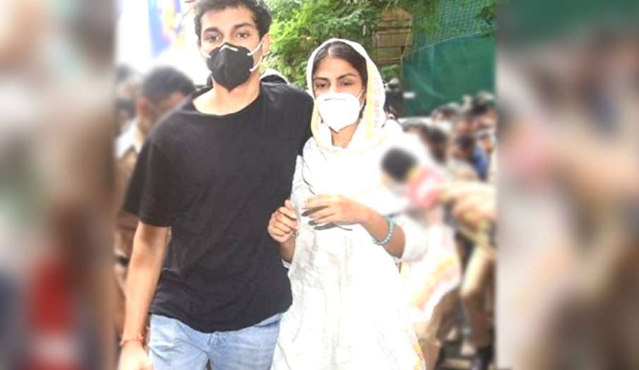 bail pleas of Rhea Chakraborty and her brother Showik bail pleas of Rhea Chakraborty and her brother Showik - India TV Hindi