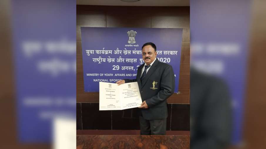 After receiving the Dronacharya award, coach Vijay Munishwar said, 'It is special to get the honor a After receiving the Dronacharya award, coach Vijay Munishwar said, 'It is special to get the honor a- India TV Hindi