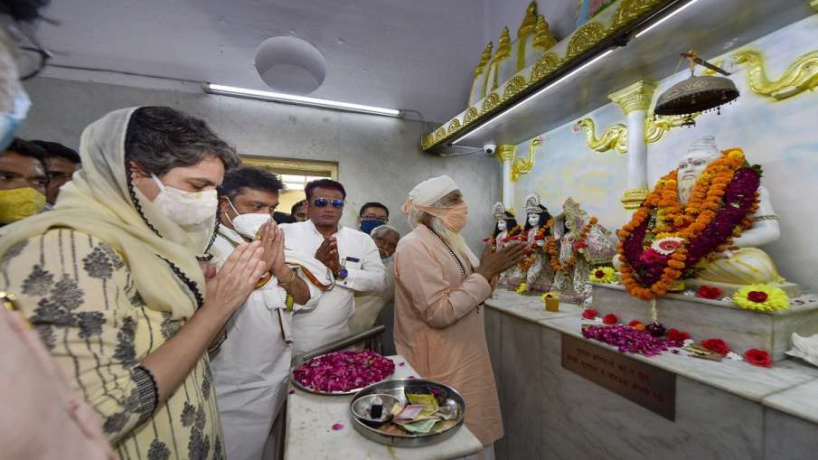 AICC General Secretary Priyanka Gandhi Vadra offers prayers during a prayer meet for Hathras victim AICC General Secretary Priyanka Gandhi Vadra offers prayers during a prayer meet for Hathras victim - India TV Hindi