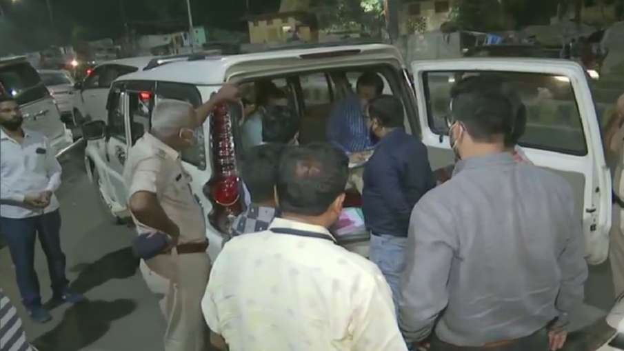 Income Tax Dept Raids Congress’ Bihar Headquarters Sadaqat Ashram Income Tax Dept Raids Congress’ Bihar Headquarters Sadaqat Ashram- India TV Hindi