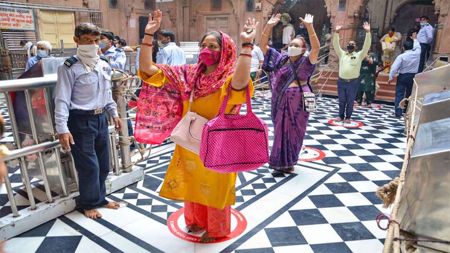 Vrindavan: Devotees, adhering to social distancing... Vrindavan: Devotees, adhering to social distancing...- India TV Hindi