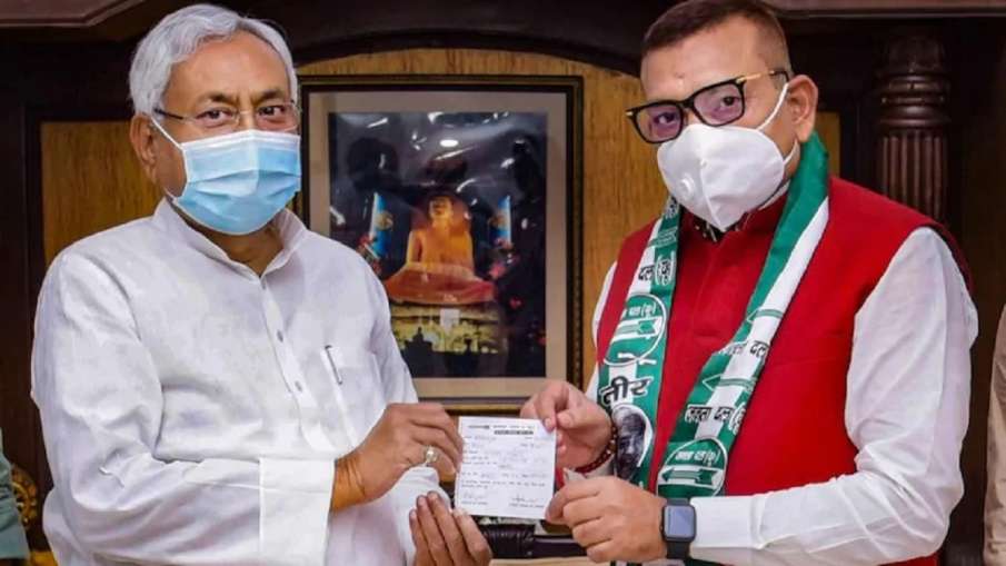 Former Bihar DGP Gupteshwar Pandey receiving membership slip from JDU president and Bihar Chief Mini Former Bihar DGP Gupteshwar Pandey receiving membership slip from JDU president and Bihar Chief Mini- India TV Hindi