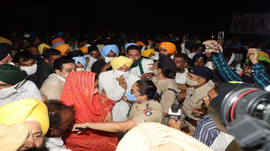 Harsimrat Kaur Badal and Sukhbir Badal detained Harsimrat Kaur Badal and Sukhbir Badal detained - India TV Hindi