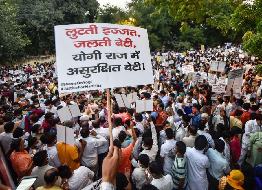 Hathras case: Massive protest in Delhi as hundreds gather at Jantar Mantar Hathras case: Massive protest in Delhi as hundreds gather at Jantar Mantar- India TV Hindi