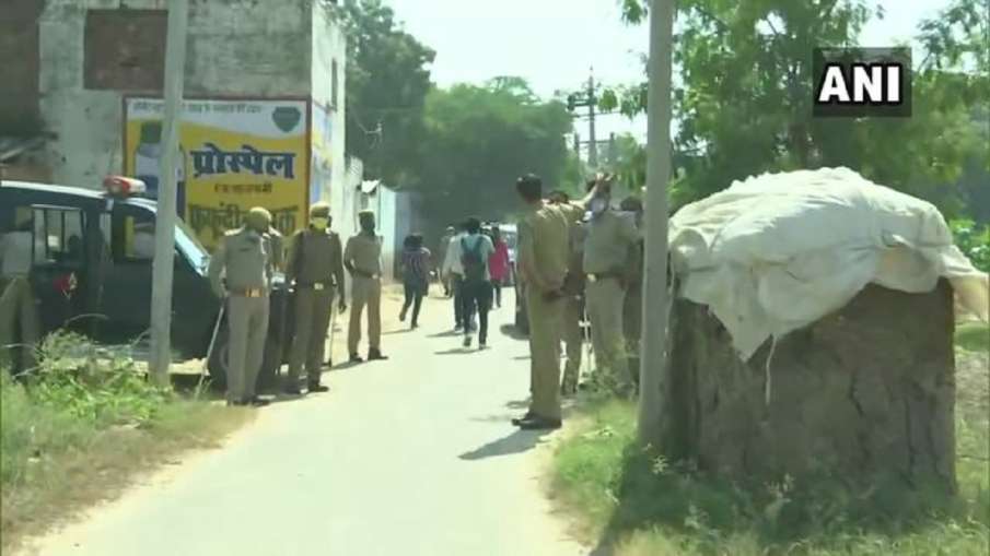 hathras case ground report from bulgadi village । Hathras Case: गांव में किसी से दुआ सलाम बंद, तो को hathras case ground report from bulgadi village । Hathras Case: गांव में किसी से दुआ सलाम बंद, तो को- India TV Hindi