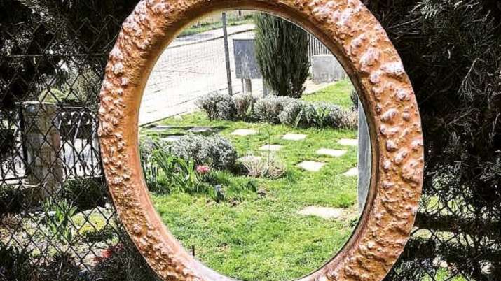 Vastu Tips: दर्पण खरीदते समय जरूर ध्यान रखें ये बातें, नकारात्मक ऊर्जा रहेगी दूर Vastu Tips: दर्पण खरीदते समय जरूर ध्यान रखें ये बातें, नकारात्मक ऊर्जा रहेगी दूर- India TV Hindi