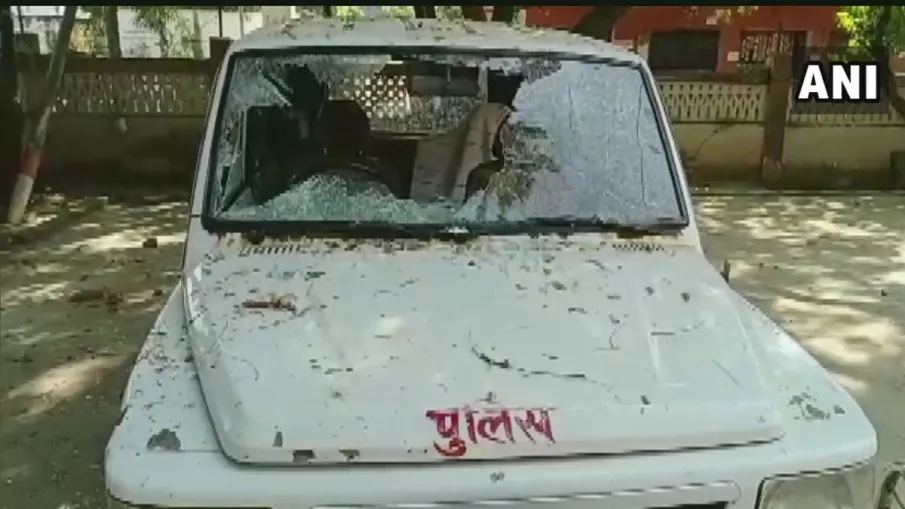 बिहार: मुंगेर में फिर बवाल, गुस्साई भीड़ ने की तोड़फोड़-आगजनी, हटाए गए SP और DM बिहार: मुंगेर में फिर बवाल, गुस्साई भीड़ ने की तोड़फोड़-आगजनी, हटाए गए SP और DM- India TV Hindi