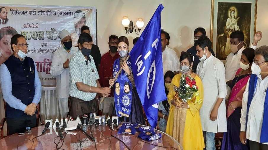 Payal Ghosh joins RPI of Ramdas Athawale Party Payal Ghosh joins RPI of Ramdas Athawale Party- India TV Hindi
