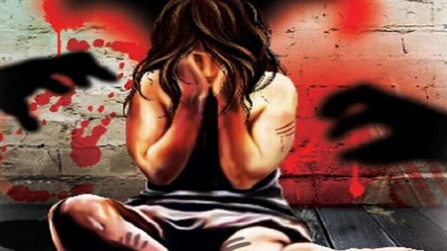 पत्नी ने की पति की डंडे से पीट-पीटकर हत्या, बेटी पर रखता था बुरी नजर पत्नी ने की पति की डंडे से पीट-पीटकर हत्या, बेटी पर रखता था बुरी नजर- India TV Hindi