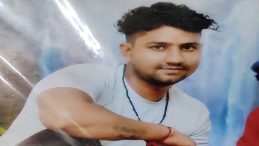 दिल्ली: घर के बाहर तेज गाना बजाने को लेकर कत्ल, चाकू से गोदकर उतारा मौत के घाट दिल्ली: घर के बाहर तेज गाना बजाने को लेकर कत्ल, चाकू से गोदकर उतारा मौत के घाट- India TV Hindi