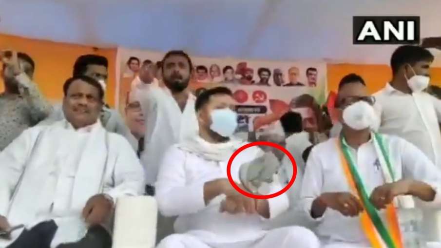slippers hurled at RJD leader Tejashwi Yadav watch video । बिहार चुनाव: रैली में तेजस्वी यादव पर फें slippers hurled at RJD leader Tejashwi Yadav watch video । बिहार चुनाव: रैली में तेजस्वी यादव पर फें- India TV Hindi