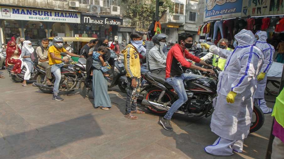 दिल्ली में कम टेस्ट होने के कारण घटे कोरोना के नए केस, 111 मरीजों की हुई मौत दिल्ली में कम टेस्ट होने के कारण घटे कोरोना के नए केस, 111 मरीजों की हुई मौत- India TV Hindi