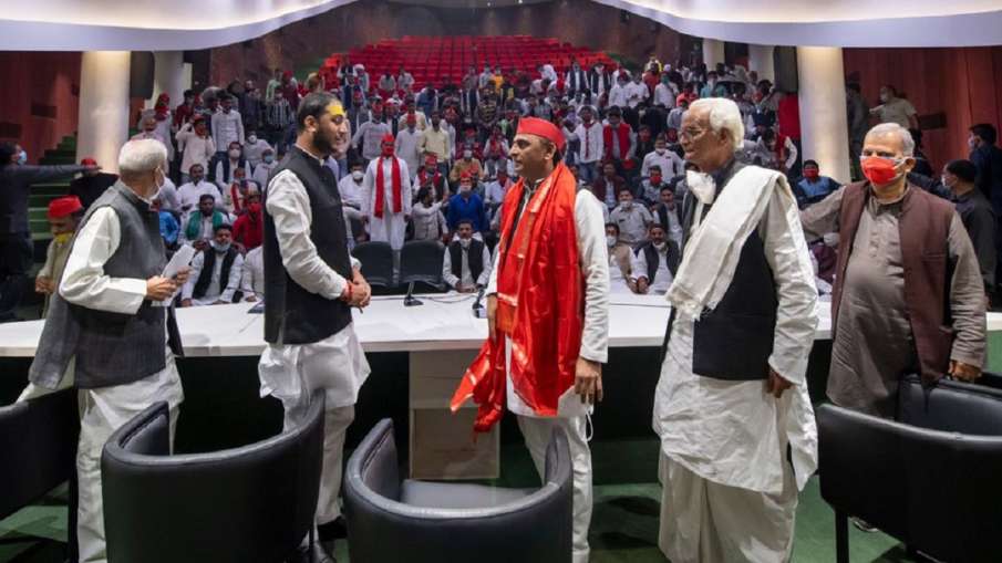 BSP Congress leaders joins samajwadi party in presence of Akhilesh Yadav अखिलेश ने दिया कांग्रेस और BSP Congress leaders joins samajwadi party in presence of Akhilesh Yadav अखिलेश ने दिया कांग्रेस और - India TV Hindi