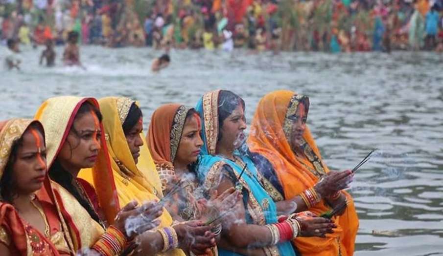 Chhath Puja 2020: छठ पूजा में सूर्यदेव को पहला अर्घ्य दिया जाएगा आज, जानें मुहूर्त, पूजा विधि और कथा Chhath Puja 2020: छठ पूजा में सूर्यदेव को पहला अर्घ्य दिया जाएगा आज, जानें मुहूर्त, पूजा विधि और कथा- India TV Hindi