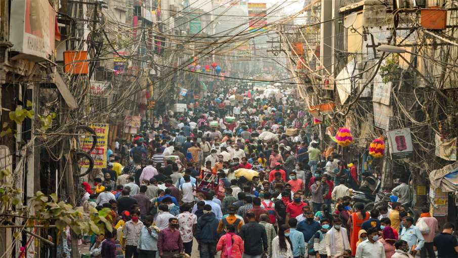 New Delhi: People, flouting social distancing norms,... New Delhi: People, flouting social distancing norms,...- India TV Hindi