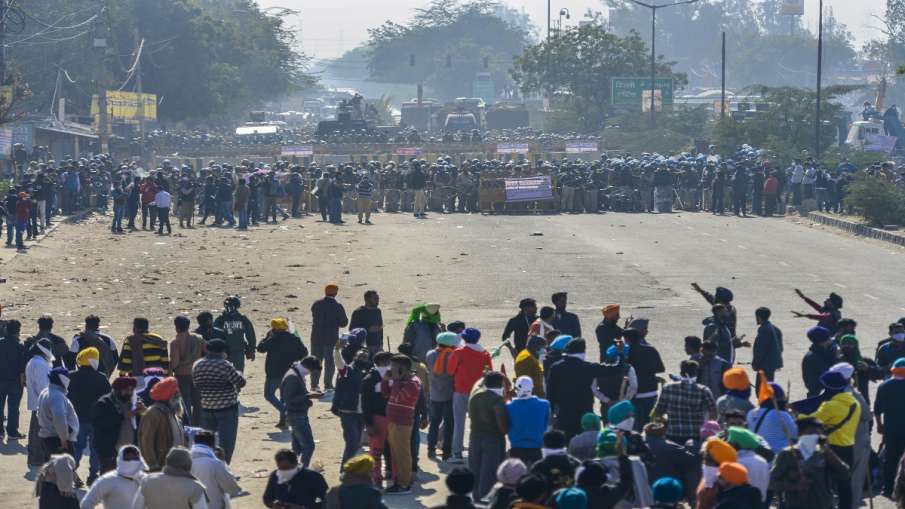 किसानों का दिल्ली कूच: पुलिस और किसानों में झड़प, आंसू गैस के गोले और वाटर कैनन का इस्तेमाल किसानों का दिल्ली कूच: पुलिस और किसानों में झड़प, आंसू गैस के गोले और वाटर कैनन का इस्तेमाल- India TV Hindi