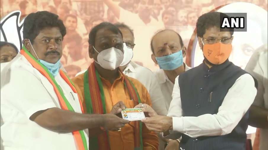 KP Ramalingam joins the Bharatiya Janata Party । DMK के पूर्व नेता ने थामा BJP का दामन, बोले- स्टालि KP Ramalingam joins the Bharatiya Janata Party । DMK के पूर्व नेता ने थामा BJP का दामन, बोले- स्टालि- India TV Hindi